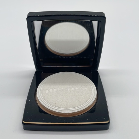 Bobbi Brown Sheer Finish Pressed Powder - 01 Pale Yellow - Picture 2 of 6